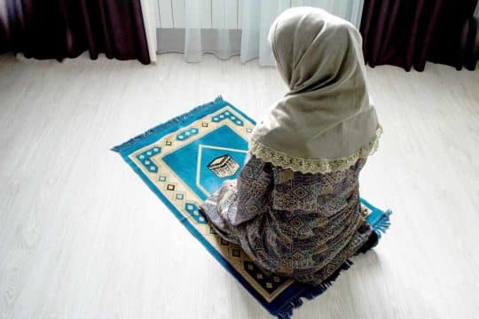 The Struggles of Praying at Work: Why & How to Ask for a Prayer Room | ProductiveMuslim